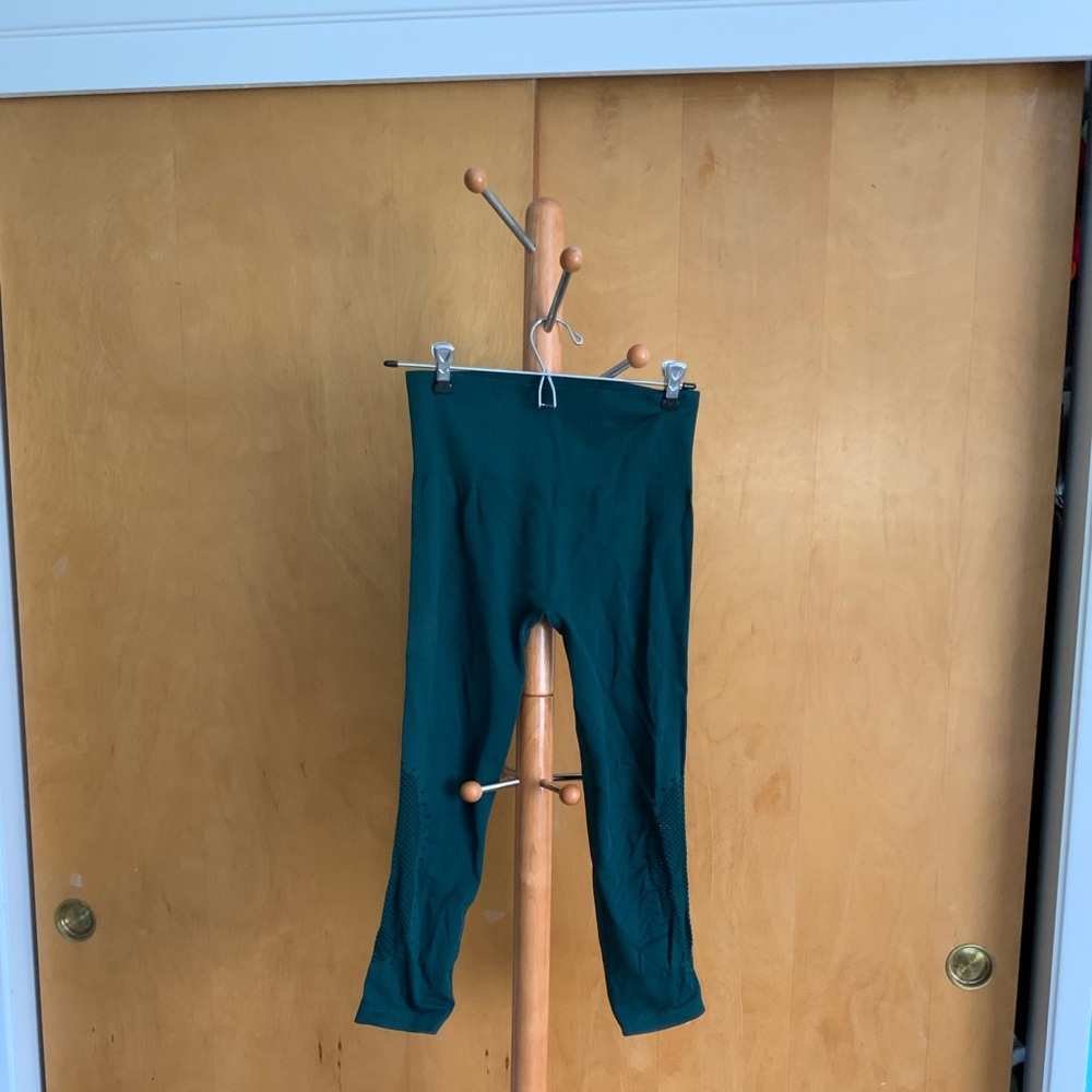 Forrest green seem less leggings.